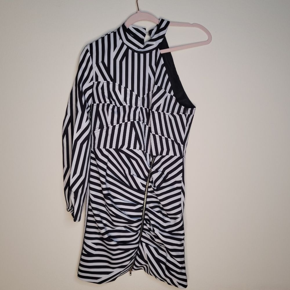 [SOLD]Self Portrait Black &White Striped One-Sleeve Dress w/Faux Zip Detail - 6 - Picture 4 of 10